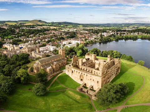 Palacio de Linlithgrow rodeado de jardines y un lago