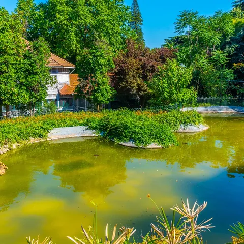 Vista de un estanque en el Jardim da Estrela en Lisboa