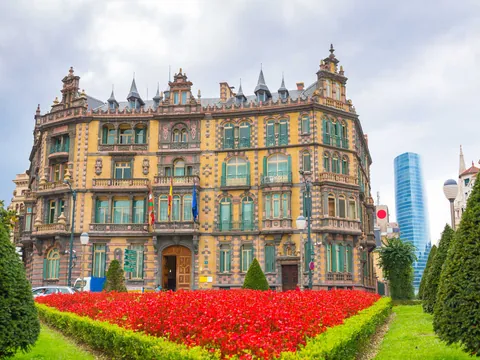 Palacio Chavarri en Bilbao, edificio histórico frente a jardines floridos