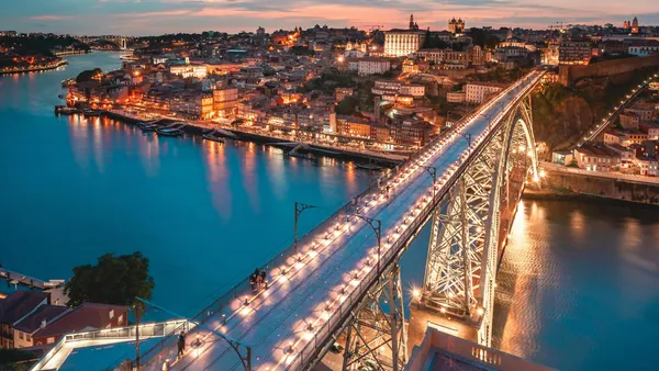Vista aérea del Puente Luis I de noche en Oporto