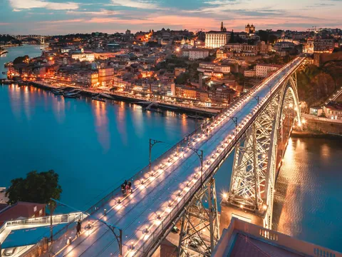 Vista aérea del Puente Luis I de noche en Oporto