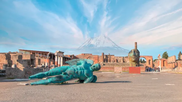 Antigua ciudad romana de Pompeya, con el monte Vesubio al fondo.