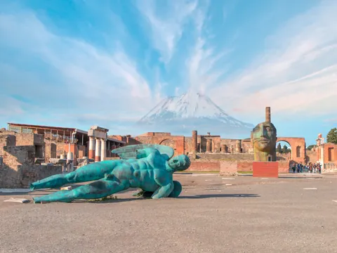 Antigua ciudad romana de Pompeya, con el monte Vesubio al fondo.