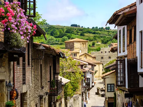Vista panorámica de Santillana del Mar, un pueblo medieval de Cantabria.