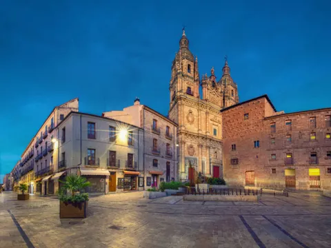 free tour Salamanca nocturno leyendas visita guiada Iglesia Clerecia Castilla León