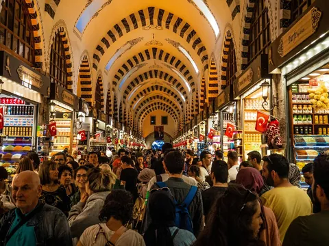 Pasillo concurrido del Gran Bazar de Estambul, Turquía