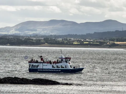 barco turístico navegando por el firth of forth escocia