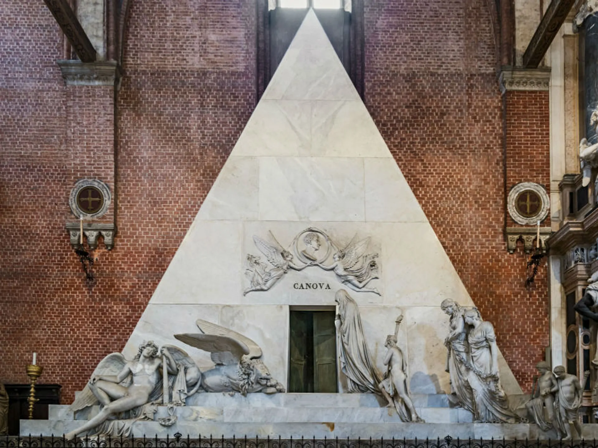 Interior de la Basílica Santa María dei Frari de Venecia