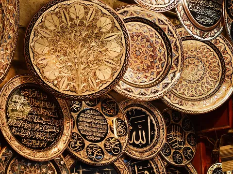 Platos con caligrafía en el Gran Bazar de Estambul, Turquía