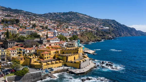 Vista aérea del Fuerte de São Tiago en la costa de Funchal, Madeira.
