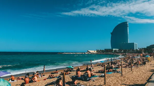 Paseos en barco en Barcelona para descubrir su provincia desde el Mediterráneo
