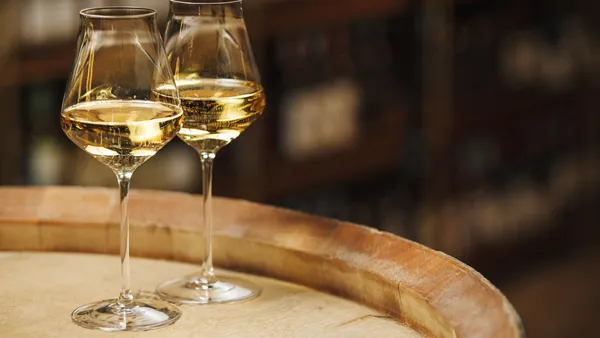 Copas de vino blanco, una de las especialidades de la región.