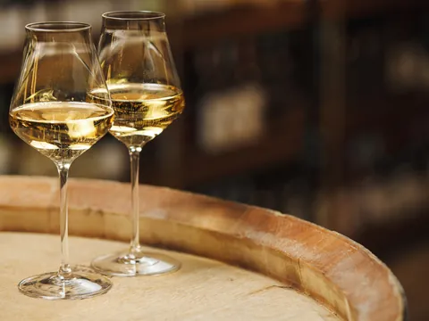 Copas de vino blanco, una de las especialidades de la región.
