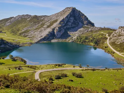Paisaje de montaña en el entorno de los Lagos de Covadonga, Asturias