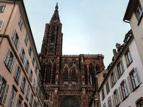 Catedral de Estrasburgo con aguja gótica vista desde la calle, Estrasburgo, Francia
