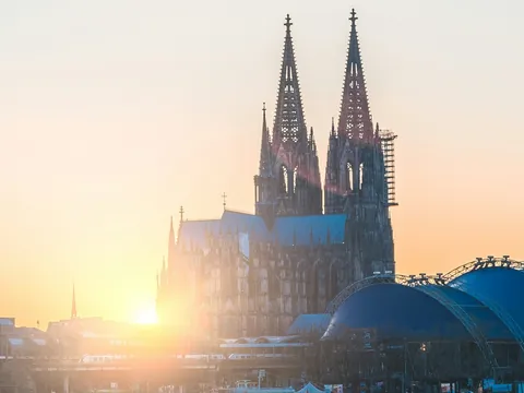 Silueta de la Catedral de Colonia bajo la luz dorada del atardecer.