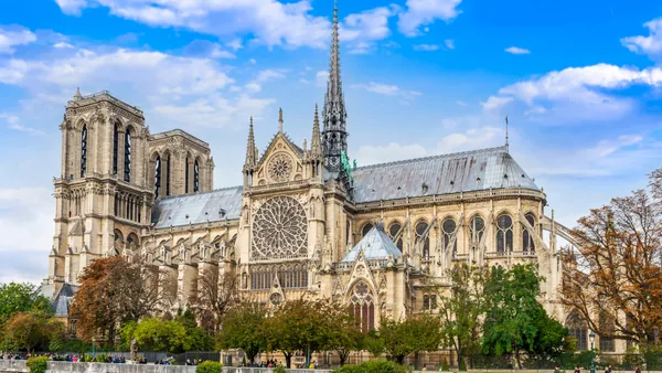 Exterior de la Catedral de Notre-Dame, uno de los iconos parisinos.