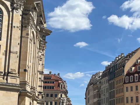 Excursionistas caminando junto a la Frauenkirche plaza Neumarkt en Dresde Alemania