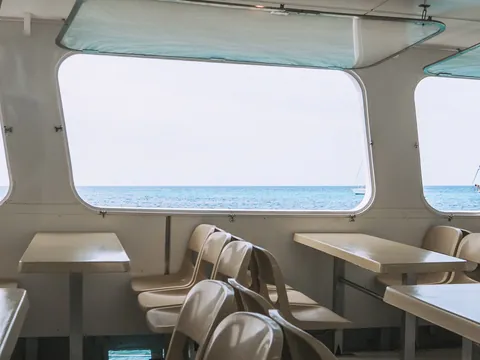 Interior del barco turístico