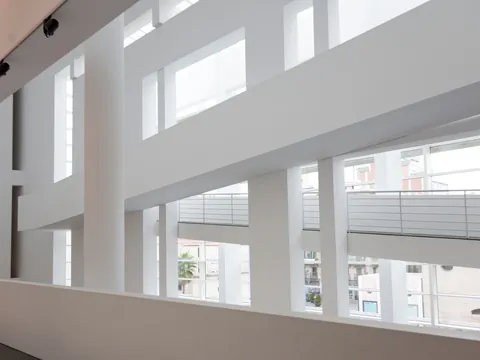 Estructura minimalista del museo MACBA, Barcelona