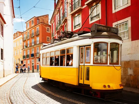 Tranvía amarillo recorriendo las calles históricas del centro de Lisboa