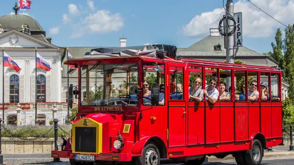 Recorre los principales atractivos turísticos a bordo del histórico tren por Bratislava.