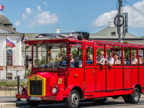 Recorre los principales atractivos turísticos a bordo del histórico tren por Bratislava.