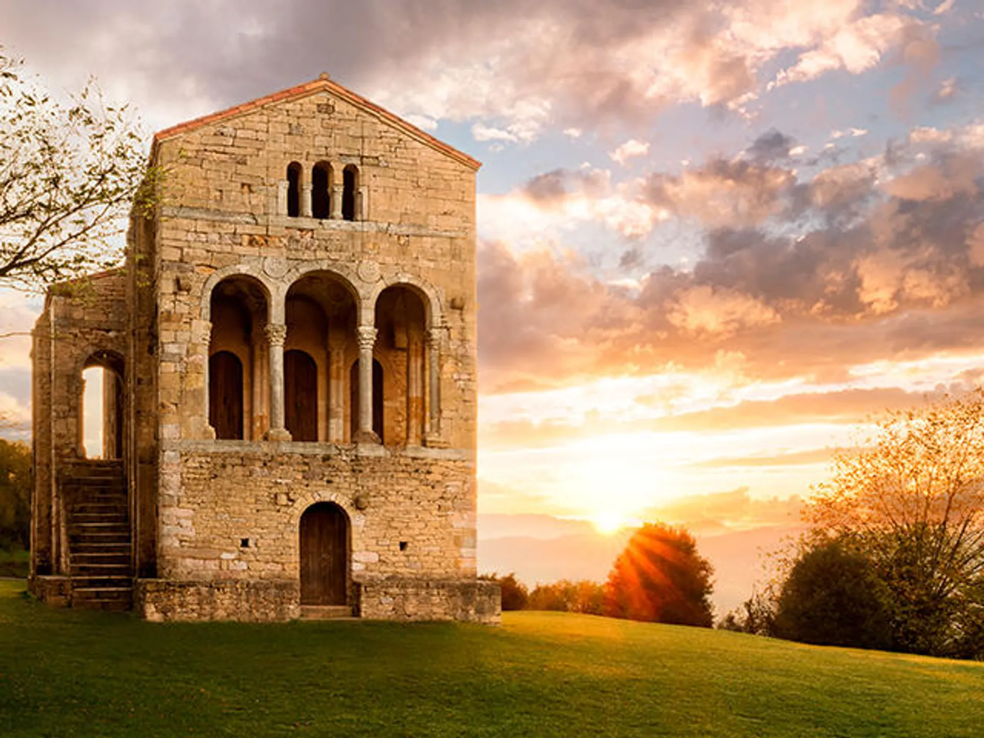 Exterior Santa María del Naranco Oviedo Buendía Tours