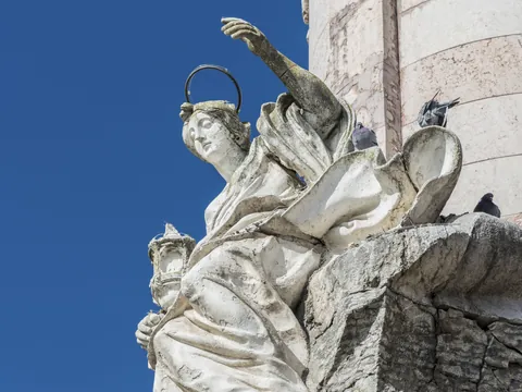 Triunfo de San Rafael con escultura de ángel de piedra, Córdoba, España