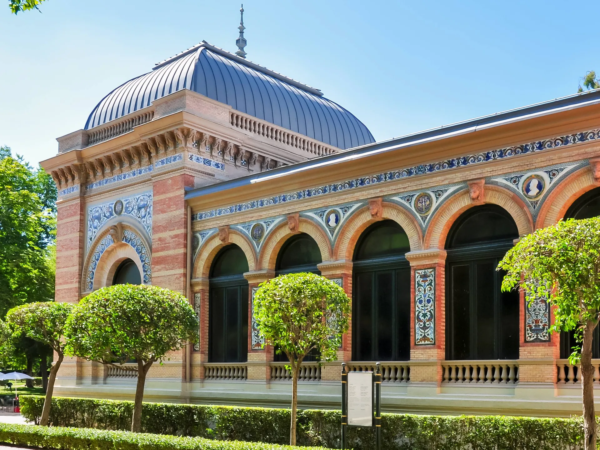 Palacio de Velázquez - Parque de El Retiro - Qué ver en Madrid - Guía de viaje Madrid - Buendía Tours