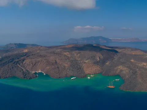 Paseo en barco por las islas volcánicas de Santorini