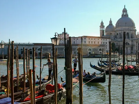 Góndolas atracadas en el Gran Canal de Venecia junto a la Basílica della Salute