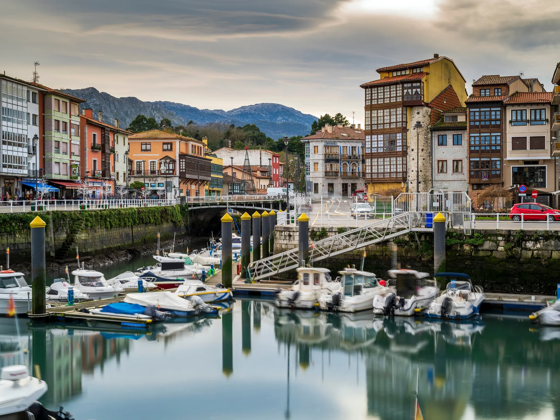 embarcaciones en el puerto de Llanes