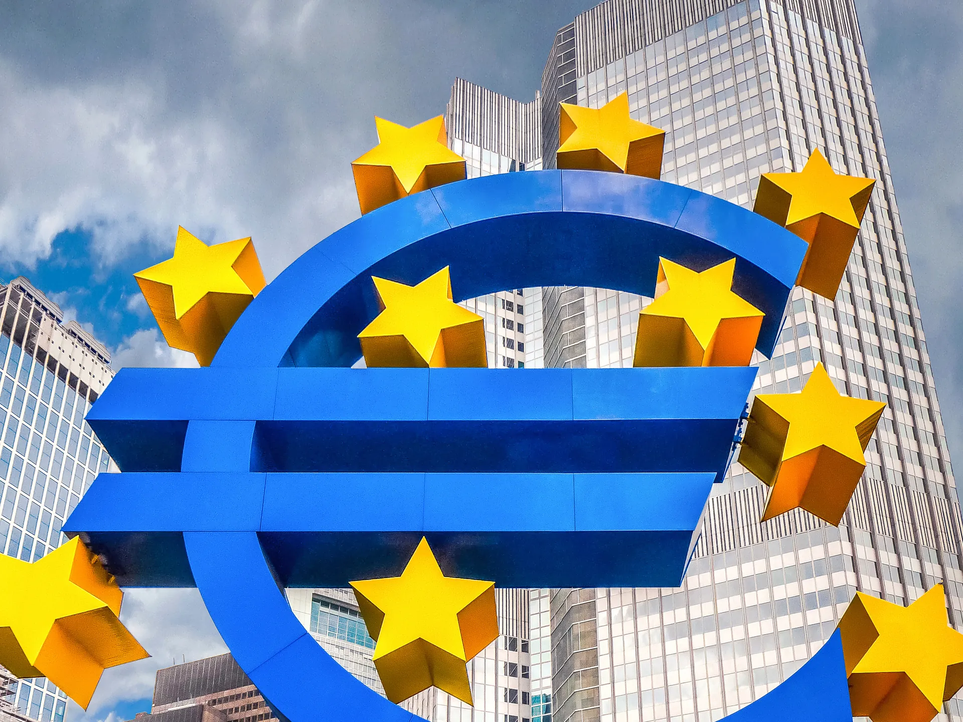 Cartel del Euro frente al EuroTower de Frankfurt, Alemania