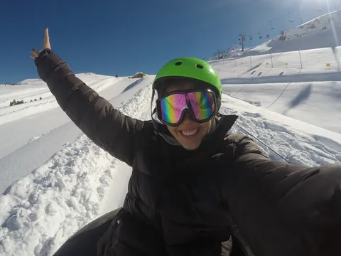 Chica divirtiéndose en la nieve, en una de las estaciones de Santiago de Chile.