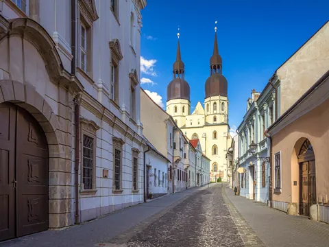 Basílica de San Nicolás desde una calle histórica en la ciudad de Trnava.