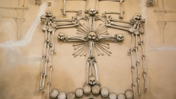 Escudo de armas hecho de huesos y calaveras en el Osario de Sedlec, Kutná Hora.