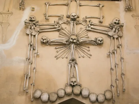 Escudo de armas hecho de huesos y calaveras en el Osario de Sedlec, Kutná Hora.