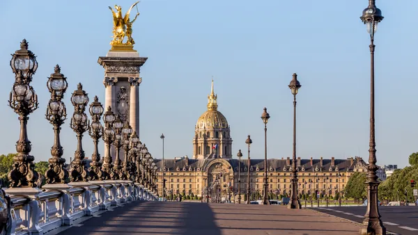 Puente de Alexander III que atraviesa el río Sena de París.