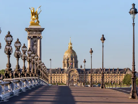 Puente de Alexander III que atraviesa el río Sena de París.