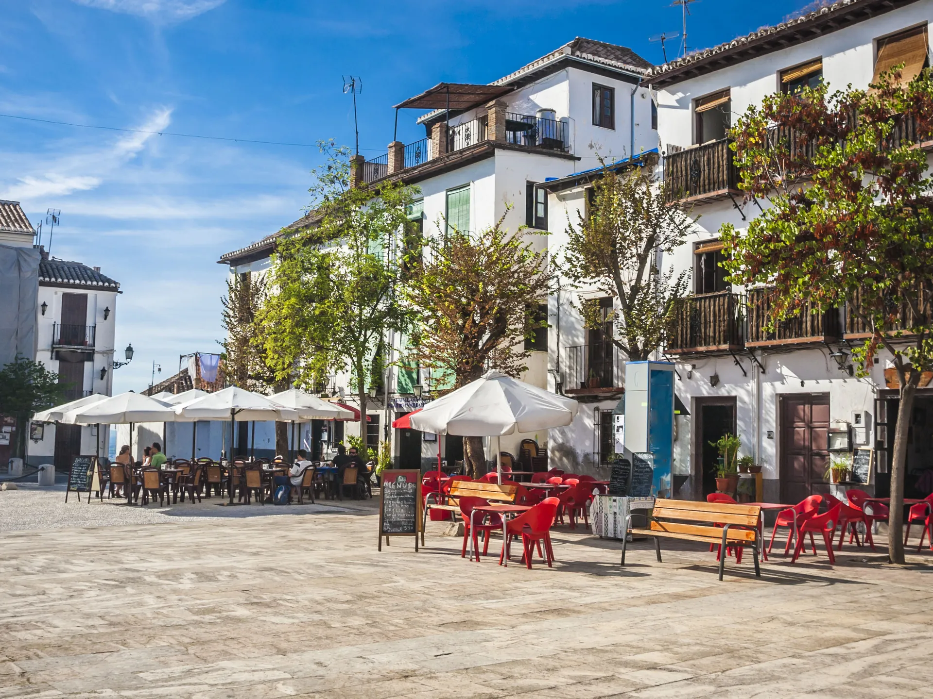 Plaza de Granada con terrazas y casas antiguas  - Mejores terrazas de Granada - Blog - Buendía Tours