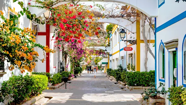 Calles coloridas en Puerto de Mogán, una localidad encantadora del sur de Gran Canaria.