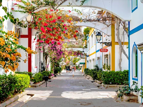 Calles coloridas en Puerto de Mogán, una localidad encantadora del sur de Gran Canaria.