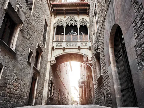 Puente del Bisbe en el Barrio Gótico de Barcelona iluminado por la luz del atardecer