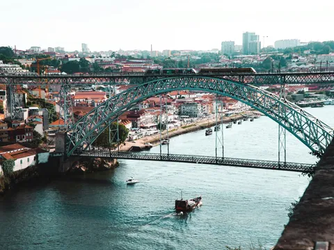 Vista del puente de Don Luis I sobre el río Duero en Oporto.