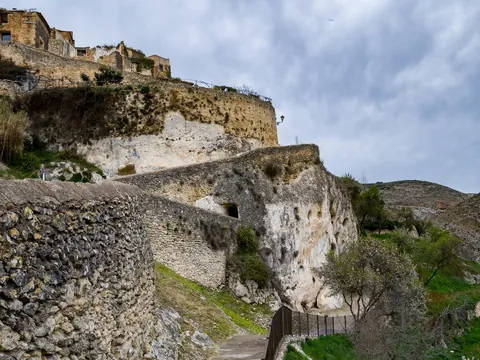 Covetes dels Moros y acantilados en Bocairent, Valencia