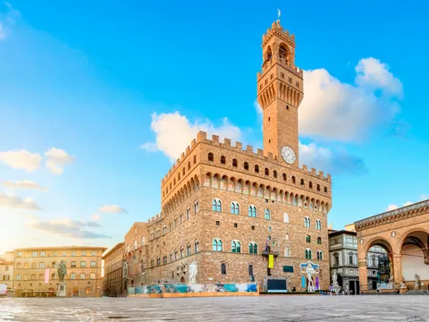 Transitaremos por la Plaza de la Signoria para observar el Palacio Vecchio.