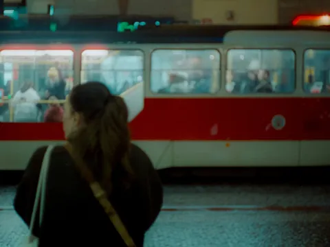 Tranvía nocturno circulando por una calle de Praga, República Checa