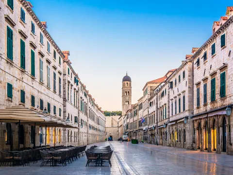 Calle Stradun con edificios medievales y campanario, Dubrovnik, Croacia