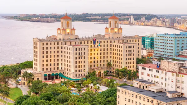 Fachada del Hotel Nacional de Cuba desde sus jardines, con banderas y arquitectura de estilo ecléctico.